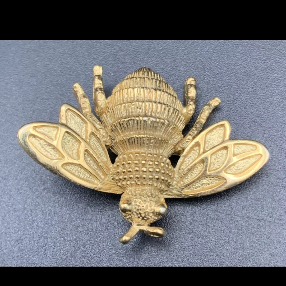 Avon Vintage Bee Brooch Pin Gold Tone Small Ladies Fashion Jewelry
